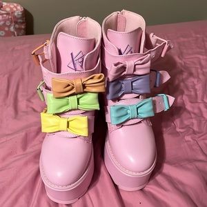 Size 6 YRU rainbow bow boots. BRAND NEW!